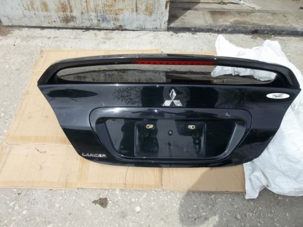 Крышка багажника  Lancer 9 черная